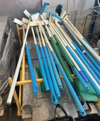 Ca. 10x Voedselveilige bezems Vikan, blauw, bouwjaar 2015